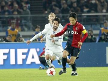 Isco intenta parar a Nagaki.