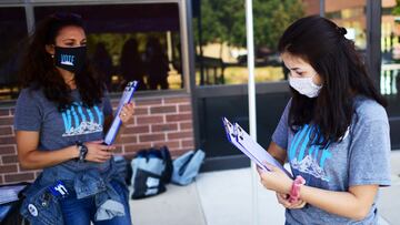 Nicole Hensel y Raegan Cotton de New Era Colorado est&aacute;n tratando de inscribir a estudiantes universitarios para votar y responder a sus preguntas sobre log&iacute;stica de votaci&oacute;n en el campus de Auraria en Denver, Colorado, el 22 de septiembre de 2020.