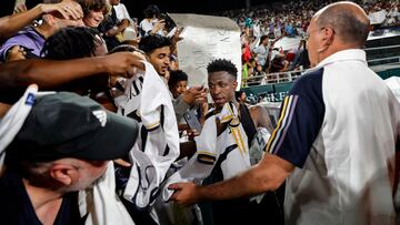 Vinicius firma autógrafos a los aficionados del Real Madrid en el Rose Bowl de Pasadena (California, Estados Unidos).