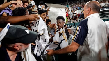 Vinicius firma autógrafos a los aficionados del Real Madrid en el Rose Bowl de Pasadena (California, Estados Unidos).