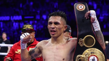 Maurico Lara posca con el cinturón AMB del peso pluma.