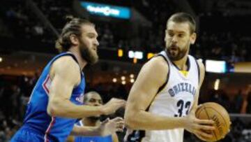 Spencer Hawes defiende a Marc Gasol.
