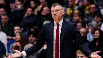 BADALONA (BARCELONA), 16/02/2023.- El entrenador del Barça, Sarunas Jasikevicius, durante el partido correspondiente a cuartos de final de la Copa del Rey de baloncesto que Barça y Unicaja Málaga disputan este jueves en el Palau Municipal d'Esports de Badalona. EFE/ Enric Fontcuberta
