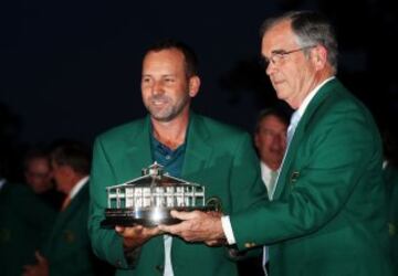 William Porter Payne, chairman of the Augusta National Golf Club, presents a green-jacketed Sergio García with the winner's trophy.