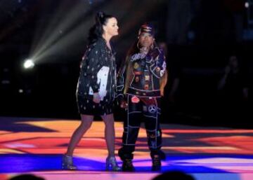 Espectacular puesta en escena de Katy Perry y Missy Elliott en el descanso del encuentro.