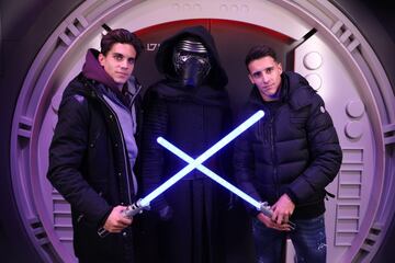 Carlos Tello y Marc Bartra con Darth Vader.