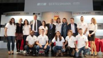 Alejandro Blanco con deportistas españoles en un acto de patrocinio.