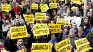 <b>PROTESTA. </b>Más de 15.000 zaragocistas manifestaron su malestar contra la gestión de Agapito antes del partido contra el Getafe.