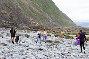 La previsión inicial era de lluvia, pero al final el tiempo respetó. Se unieron algunos amigos suyos de Sopelana, amigos de Plentzia, anónimos, padres con niños y estaba especialmente ilusionada porque había gente paseando en la playa, al verlos, se unió también. 