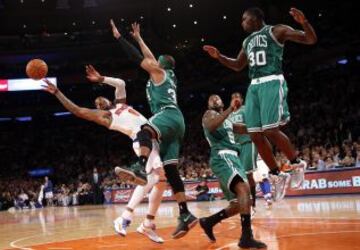 Knicks 86 - Celtics 92 (3-2). J.R. Smith de los Knicks intenta no perder el balón.