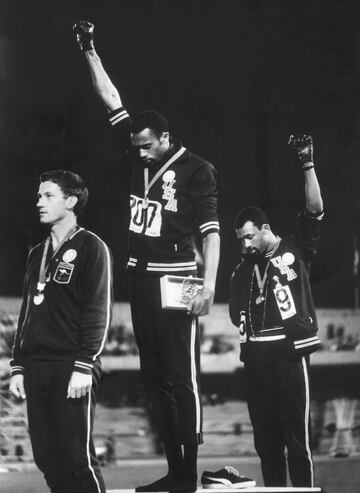 Primero y tercero en los 200 metros de los Juegos de México 1968, Tommie Smith y John Carlos realizaron un gesto que pasaría a la posteridad: su respaldo al Black Power y a los movimientos de Malcom X y Martin Luther King contra la segregación. Ambos lucieron en el podio un guante negro y al escuchar el himno de Estados Unidos bajaron la cabeza mientras levantaban el puño enguantado, Smith el derecho y Carlos, el izquierdo. Los dos atletas fueron suspendidos del equipo nacional, obligados a abandonar la Villa Olímpica y a regresar a su tierra.