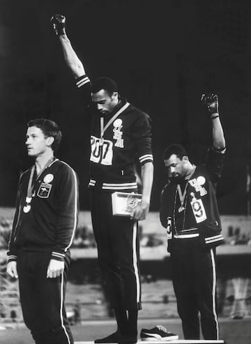 Primero y tercero en los 200 metros de los Juegos de M谷xico 1968, Tommie Smith y John Carlos realizaron un gesto que pasar赤a a la posteridad: su respaldo al Black Power y a los movimientos de Malcom X y Martin Luther King contra la segregaci車n. Ambos lucieron en el podio un guante negro y al escuchar el himno de Estados Unidos bajaron la cabeza mientras levantaban el pu?o enguantado, Smith el derecho y Carlos, el izquierdo. Los dos atletas fueron suspendidos del equipo nacional, obligados a abandonar la Villa Ol赤mpica y a regresar a su tierra.