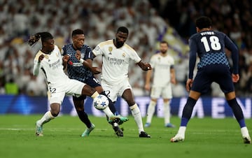 Álvaro Djaló entre Eduardo Camavinga y Antonio Rüdiger.