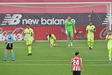 Los jugadores del Atl¨¦tico de Madrid despu¨¦s del gol de Berenguer para el Athletic de Bilbao