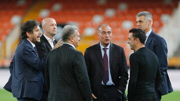 Mateu Alemany, Jordi Cruyff, Rafael Yuste, Joan Laporta, Xavi y Enric Masip, después de un partido ante el Valencia en Mestalla.