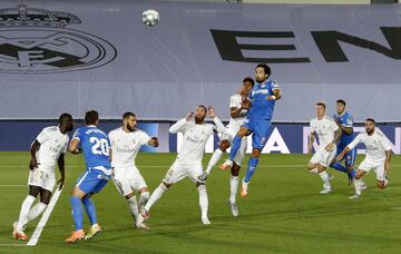 Lesión de Varane. El francés chocó en la salida de un corner con Etxeita y fue sustituido en la pausa para la hidratación.