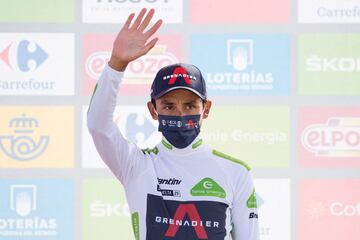 Egan Bernal con el jersey blanco de mejor corredor joven. 