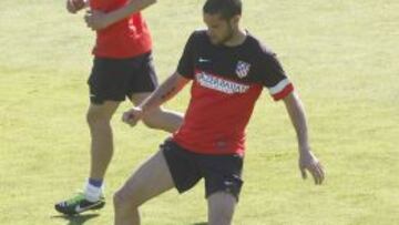 Mario Suárez controla un balón en el Cerro.