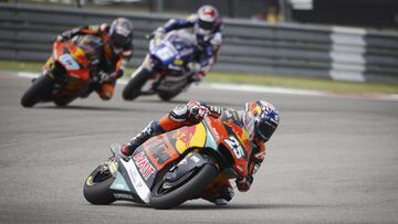 Austin (United States), 03/10/2021.- Spanish rider Raul Fernandez (front) of Red Bull KTM Ajo in action during the Moto2 race of the Motorcycling Grand Prix of the Americas at the Circuit Of The Americas in Austin, Texas, USA, 03 October 2021. (Motociclis