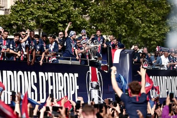 Los parisinos celebran por todo lo alto la Champions del PSG. Cientos de personas esperan el autobús de su equipo para festejar con ellos su primera Champions League.