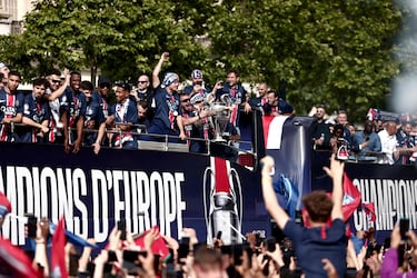 Los parisinos celebran por todo lo alto la Champions del PSG. Cientos de personas esperan el autobús de su equipo para festejar con ellos su primera Champions League.
