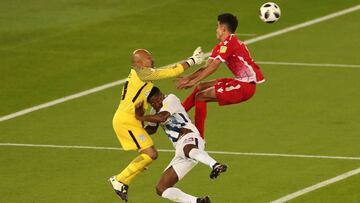 Soccer Football - FIFA Club World Cup - CF Pachuca vs Wydad AC - Zayed Sports City Stadium, Abu Dhabi, United Arab Emirates - December 9, 2017   Wydad&rsquo;s Achraf Bencharki clashes with Pachuca&#039;s Oscar Perez and Oscar Murillo   REUTERS/Ahmed Jadallah