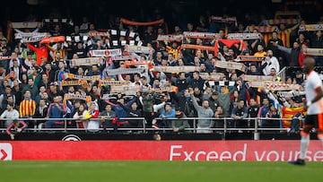 Seguidores en la Grada Animación de Mestalla.