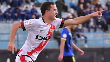 Joselu celebra el segundo gol en el triunfo del Rayo Vallecano B frente a la AD Parla (0-2), en el encuentro correspondiente a la Jornada 19 en el Grupo 2 de Tercera División RFEF disputado en Los Prados.
