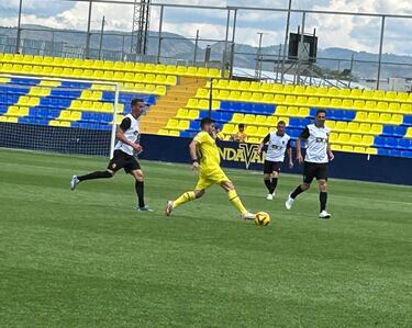 Los veteranos del Villarreal y el Valencia rinden homenaje a José Manuel Llaneza