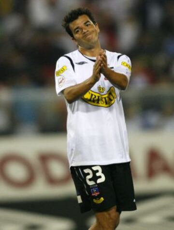 ‘Chamagol’ jugó por 14 equipos en toda su trayectoria. El medallista olímpico se formó en Colo Colo, club al cual defendió en dos períodos: Desde 1998 al 2002, y en el Apertura 2009. Con los albos ganó el Clausura del año 2002.