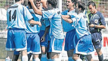 <b>GRAN ALEGRÍA. </b>Los uruguayos se abrazaron cuando terminó el partido.