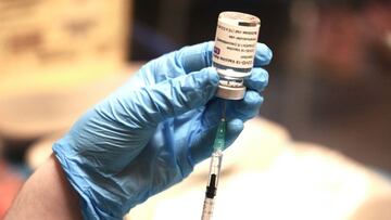 Una profesional sanitaria sostiene una jeringuilla con un vial de la vacuna contra la COVID-19 de AstraZeneca en un dispositivo de vacunación en Bilbao, Euskadi (España), a 24 de marzo de 2021. Euskadi ha retomado este miércoles la vacunación con AstraZeneca. Según ha indicado la Consejería Vasca de Salud, de las más de 53.000 dosis de esta vacuna administradas en la comunidad, "no hay constancia de ningún efecto secundario grave".
24 MARZO 2021;ASTRAZENECA;VACUNAS;EUSKADI;BILBAO
H.Bilbao / Europa Press
24/03/2021