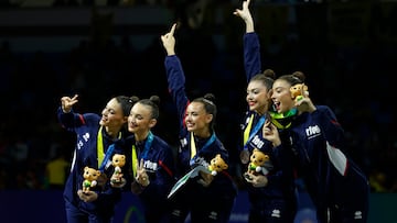 Las gimnastas del conjunto de España sostienen sus medallas luego de su tercer lugar en la categoría de gimnasia rítmica con cinta,