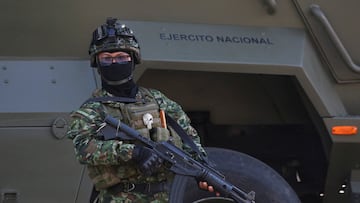 Fotografía fotorrealista de un soldado colombiano en el puente Simón Bolívar que conecta con Venezuela, observando la frontera, con un ambiente de tensión geopolítica y una luz dramática.
