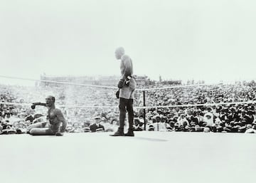 Nacido en Texas, Jack Johnson (falleció en 1946 a los 68 años en un accidente de tráfico) se convirtió en el primer campeón mundial negro de los pesos pesados. Lo logró en 1908 y tuvo siete defensas. Sin duda era el mejor peso pesado de su época. Sin la mafia y racismo de la época sus números habrían sido mucho más espectaculares. 