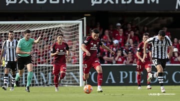 Reina conduce el balón en el duelo ante el Cartagena.