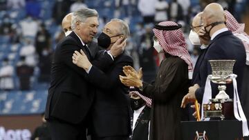 Ancelotti celebra con Florentino la Supercopa en Riad.