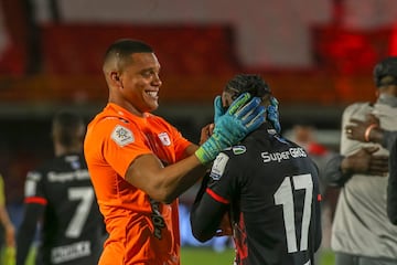 América logró su título 15 de Liga en la historia del FPC. El equipo de Juan Cruz Real perdió 0-2 ante los cardenales en Bogotá, pero ganó el trofeo tras quedarse 3-2 con el marcador global. 