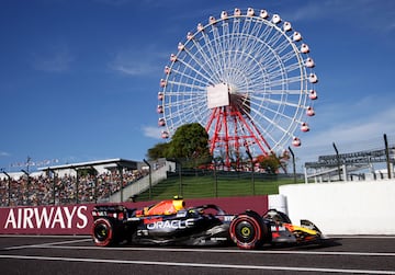 Max Verstappen pasa por delante de la noria del parque de atracciones anexo al circuito durante el GP de Japón disputado en el circuito de Suzuka.