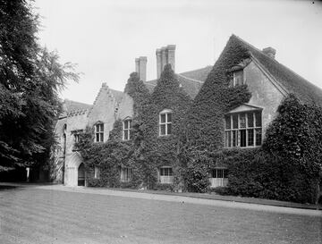 Al lado de la Abadía había un monasterio, el Bisham Priory, que fue construido por los canónigos agustinos. La primera piedra fue depositada en 1337 y allí fueron enterrados muchos condes y otras personalidades. Bisham Priory se disolvió en julio de 1537, pero cinco meses después fue refundado como abadía benedictina, pero solo duró hasta 1538. Cuenta la historia que el Abad de Bisham, John Cordey, maldijo el edificio cuando lo sacaron de allí: “Como Dios es mi testigo, esta propiedad nunca será heredado por dos sucesores directos, pues sus hijos serán acosados por la desgracia”. 