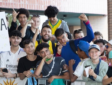 Seguidores del club blanco recibiendo al equipo antes de la final de la Supercopa de Europa que se disputará en la capital finlandesa.