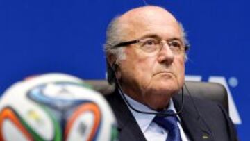Joseph Blatter habla con los medios durante una rueda de prensa al finalizar la reunión del Comité Ejecutivo de la FIFA en Zúrich.
