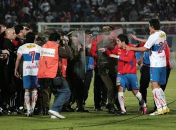 12 fechas de castigo recibió Francisco Pizarro por agredir a Enrique Osses después de la final de vuelta del Apertura 2011, cuando Universidad Católica perdió 4-1 con Universidad de Chile.