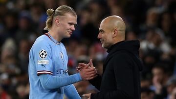 Manchester (United Kingdom), 14/03/2023.- Manchester City's manager Pep Guardiola (R) and Erling Haaland (L) shake hands during the UEFA Champions League Round of 16, 2nd leg match between Manchester City and RB Leipzig in Manchester, Britain, 14 March 2023. (Liga de Campeones, Reino Unido) EFE/EPA/Adam Vaughan
