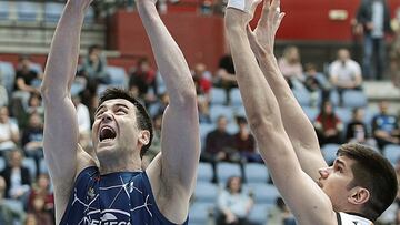 GRAF4670. SAN SEBASTIÁN (GIPUZKOA), 20/04/2019.- El ala pívot montenegrino del Delteco GBC, Sekulic Blagota (i) y el pívot montenegrino del Divina Seguros Joventut Marko Todorovic (d), durante el partido de la Liga Endesa de baloncesto disputado esta tarde en el San Sebastián Arena. EFE/ Gorka Estrada