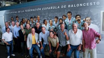 Homenaje de Renfe y la FEB a la selección española de baloncesto, medalla de plata en Los Ángeles 84. (De izq. a der.) Rodríguez, Binaburo, Arcega, Beirán, Llorente, Maragall, Corbalán, De la Cruz, Epi, Solozábal, Jiménez, Romay e Iturriaga.