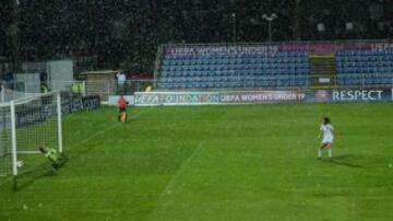 Mylene Chavas detuvo el penalti lanzado por Nahikari García.
