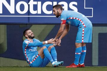 Carrasco se duele en el suelo tras sufrir una entrada de Chimy Ávila. 