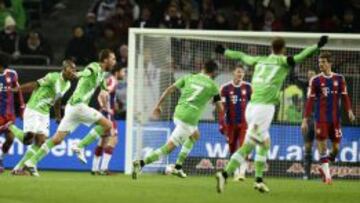Dost celebra con Caligiuri el primer gol del Wolfsburgo ante el Bayern.