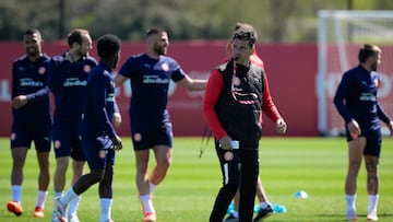 VILABLAREIX (GIRONA), 29/03/2025.- El entrenador Míchel durante el entrenamiento del Girona Fc, en el Girona Football Academy by Puma, este sábado, un día previo al partido contra el Barcelona FC. EFE/ David Borrat